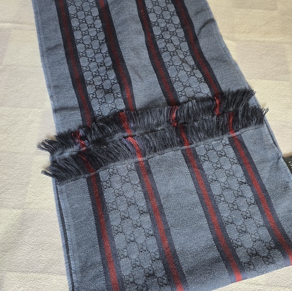 Authentic Gucci Men's Scarf in Navy and Crimson - Picture 5 of 13